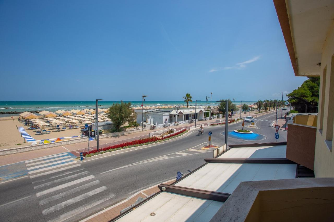 Palm Beach House - Vista Mare Montesilvano Marina Exteriör bild